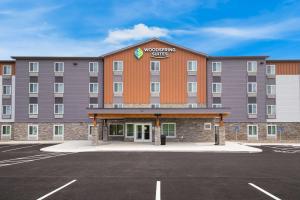 un parking vide en face d'un hôtel dans l'établissement WoodSpring Suites Bowling Green I-65, à Bowling Green