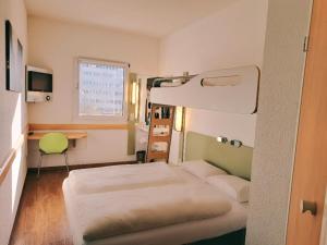 Camera con 2 letti, scrivania e letto a castello. di ibis budget Berlin Ost a Berlino