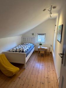 een slaapkamer met een bed en een tafel. bij Am Ampferang:Ferienhaus in Ettal in Ettal