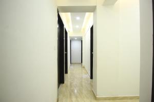 an empty corridor with white walls and a ceiling at OYO Hotel Dream Inn in Sarkhej