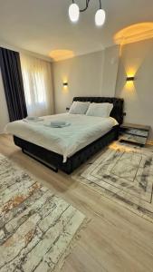 ein Schlafzimmer mit einem großen Bett und einem Teppich in der Unterkunft Sağlam Apart Otel in Uzungöl