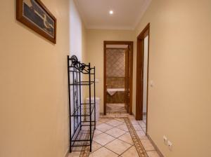 um corredor com uma casa de banho com WC em Urban Beach - Casa MM em Carvoeiro mais 22 fotografias