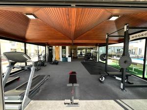 een fitnessruimte met cardio-apparatuur in een gebouw bij Savk Hotel in Alanya