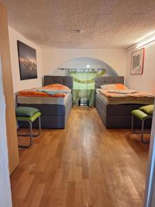 - une chambre avec deux lits et deux chaises dans l'établissement Spacey,central apartment near Alexanderplatz, à Berlin