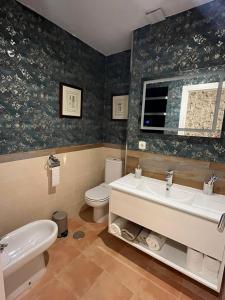 y baño con lavabo y aseo. en Apartamento de Lujo Alm. Golf Resort, Valle del Este en Vera