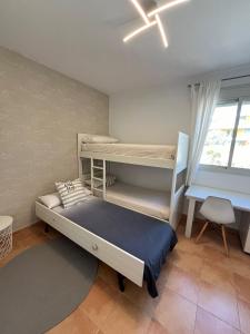 1 dormitorio con 2 literas y ventana en Apartamento de Lujo Alm. Golf Resort, Valle del Este, en Vera