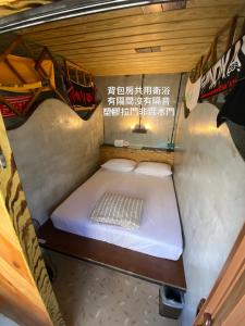 an overhead view of a small bed in a room at 巴斯拉岸民宿 in Chenggong