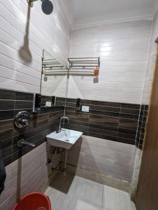 y baño con lavabo y ducha. en Hotel Prime Chhatarpur, en Nueva Delhi