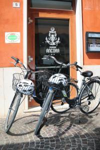 twee fietsen geparkeerd voor een winkelraam bij Albergo All'Ancora in Garda