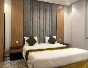 een slaapkamer met een groot bed in een kamer bij فندق آبل Apple Hotel in Riyad