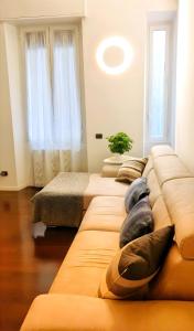 een kamer met drie grote bedden met kussens erop bij Suite and the City Prime B&B in Milaan