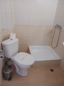Guest House Vasilevi في نيسيبار: حمام مع مرحاض وحوض استحمام