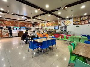 Hotel Grand Darshan Vadodara餐厅或其他用餐的地方