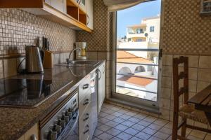 cocina con fregadero y ventana grande en Urban Beach - Casa MM, en Carvoeiro