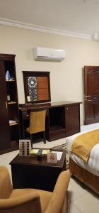 a bedroom with a bed and a desk with a desk at Beat salsbil hotel in Al Madinah