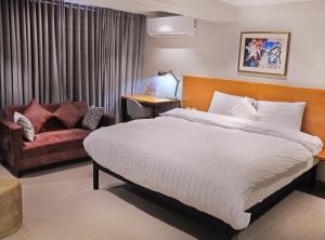 Postel nebo postele na pokoji v ubytování The Avenue Hotel