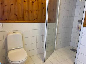 a bathroom with a toilet and a shower at Kvien alpakka gjestegård in Vevle