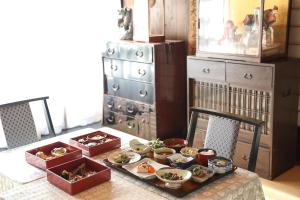 une table avec des bols de nourriture en haut dans l'établissement Shukubo Daishinbo, à Tsuruoka