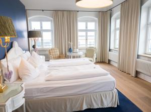 Habitación de hotel con 2 camas y almohadas blancas en Hotel & Restaurant Posthalterei en Zusmarshausen