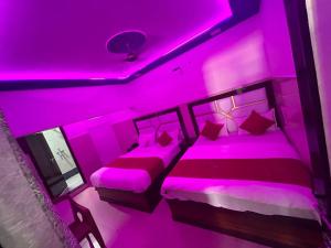 Ένα ή περισσότερα κρεβάτια σε δωμάτιο στο Hotel dream sunrise 350 meter from Tajmahal