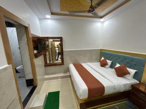 Ένα ή περισσότερα κρεβάτια σε δωμάτιο στο Hotel dream sunrise 350 meter from Tajmahal