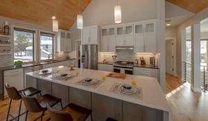 una gran cocina con armarios blancos y una gran isla en Chalet Memoire en Steamboat Springs