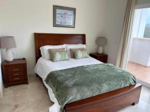 Postel nebo postele na pokoji v ubytování 5-Bed Villa Mijas La Cala Golf & Spa Resort