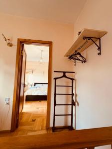 une chambre avec une échelle et une chambre avec un lit dans l'établissement Sky Guest House, à Tbilissi