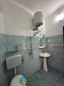 ゴーレムにあるVogue Roomsのバスルーム(シャワー、トイレ、シンク付)