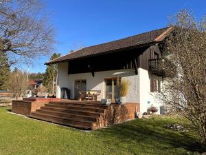 een huis met terras en trap in de tuin bij Am Ampferang:Ferienhaus in Ettal in Ettal