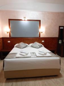 ein Bett in einem Schlafzimmer mit zwei Kissen darauf in der Unterkunft Korean Sonata in Rom