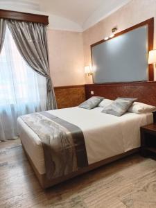 sypialnia z dużym łóżkiem z dużym lustrem w obiekcie Korean Sonata w Rzymie