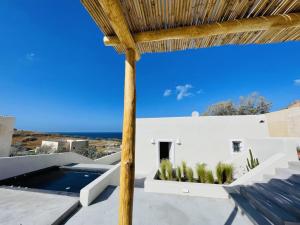 - Vistas a una casa con piscina en Santorini C Villa, en Fira
