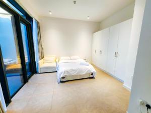 Un pat sau paturi într-o cameră la Harf3502 Luxurious Large Studio