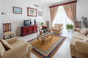 a living room with a couch and a table at Hotel Restaurante Los Molinos in Écija