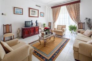 ein Wohnzimmer mit einem Sofa und einem Tisch in der Unterkunft Hotel Restaurante Los Molinos in Écija