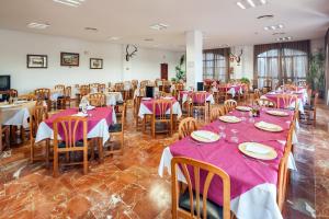 una sala da pranzo con tavoli e sedie con tovaglie rosa di Hotel Restaurante Los Molinos a Écija