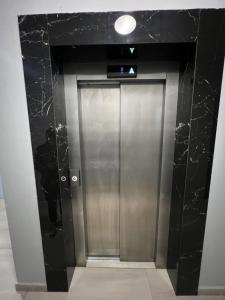 een lift in een gebouw met een glimmende metalen deur bij Tirana Elite Apartments in Tirana