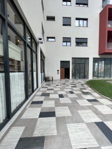 een lege binnenplaats van een gebouw met een geruite vloer bij Tirana Elite Apartments in Tirana
