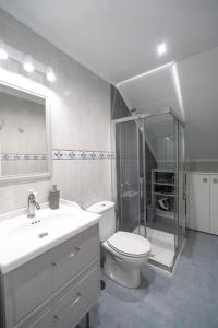 een badkamer met een toilet en een glazen douche bij Coqueto apartamento ideal para parejas in Muriedas