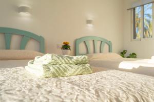 A bed or beds in a room at Casa Delicias con Piscina Privada a 200m playa - By Marina Alta Holidays