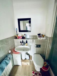 een badkamer met een wastafel en een toilet bij Your ideal ExCel London- O2 Arena - LCY Airport homestay in Barking