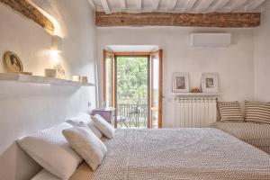 A bed or beds in a room at Appartamenti Anguria Toscana