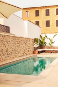 Bazén v ubytování Ōrigins Hotel Boutique - Adults Only nebo v jeho okolí