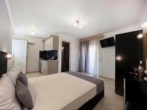 a hotel room with a bed and a kitchen at Villa George Giov in Sarti