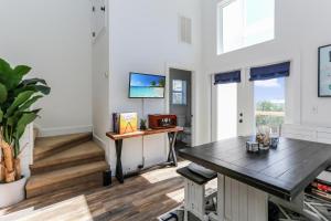 uma sala de estar com uma mesa e uma televisão em Eagle's Rest by Pristine Properties Vacation Rentals em Indian Pass