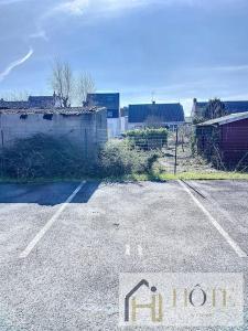 ein leerer Parkplatz neben einem Gebäude in der Unterkunft Appartement F2, hyper centre in Bray-Dunes