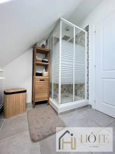 ein Zimmer mit einem großen Glasschrank in der Ecke in der Unterkunft Appartement F2, hyper centre in Bray-Dunes