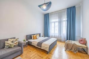 una camera con letto e divano di Super Central Cozy Home on the St. Stephen Road a Budapest