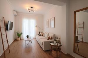 uma sala de estar branca com um sofá e uma mesa em Apartamento Estrella Sol em Cartaya